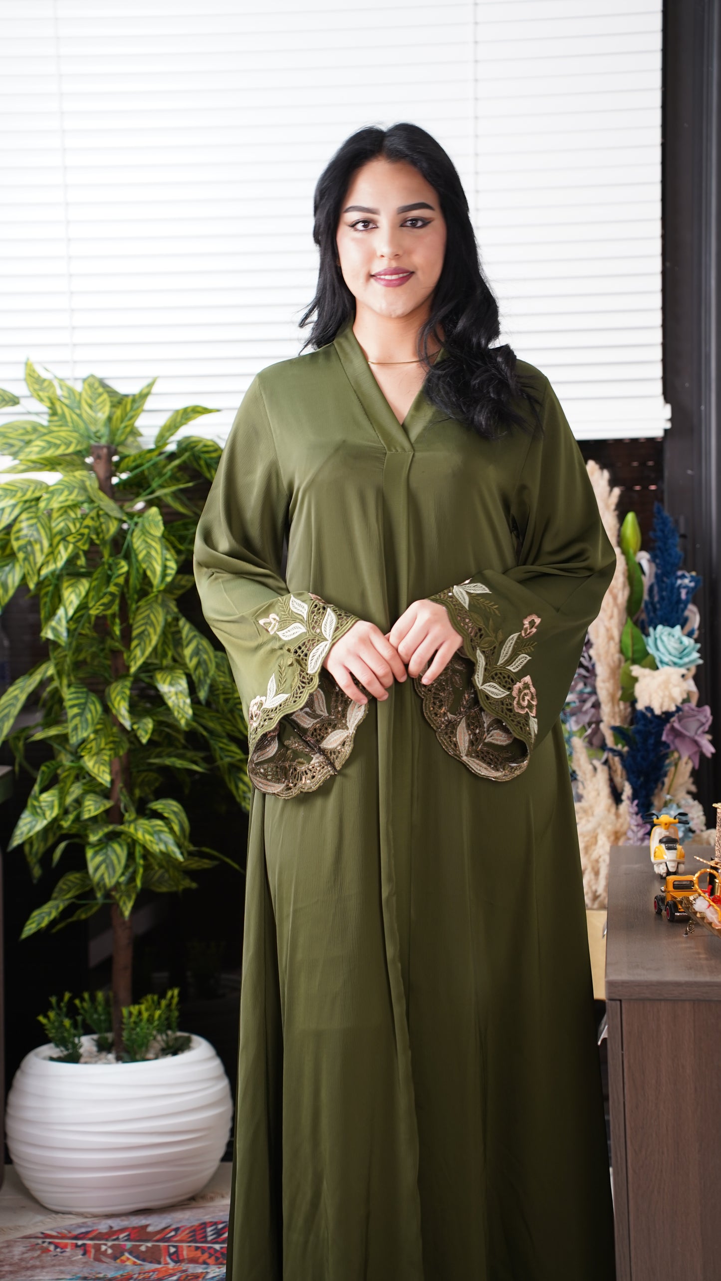 Abaya Femme Brodée – Coupe Élégante & Fluide