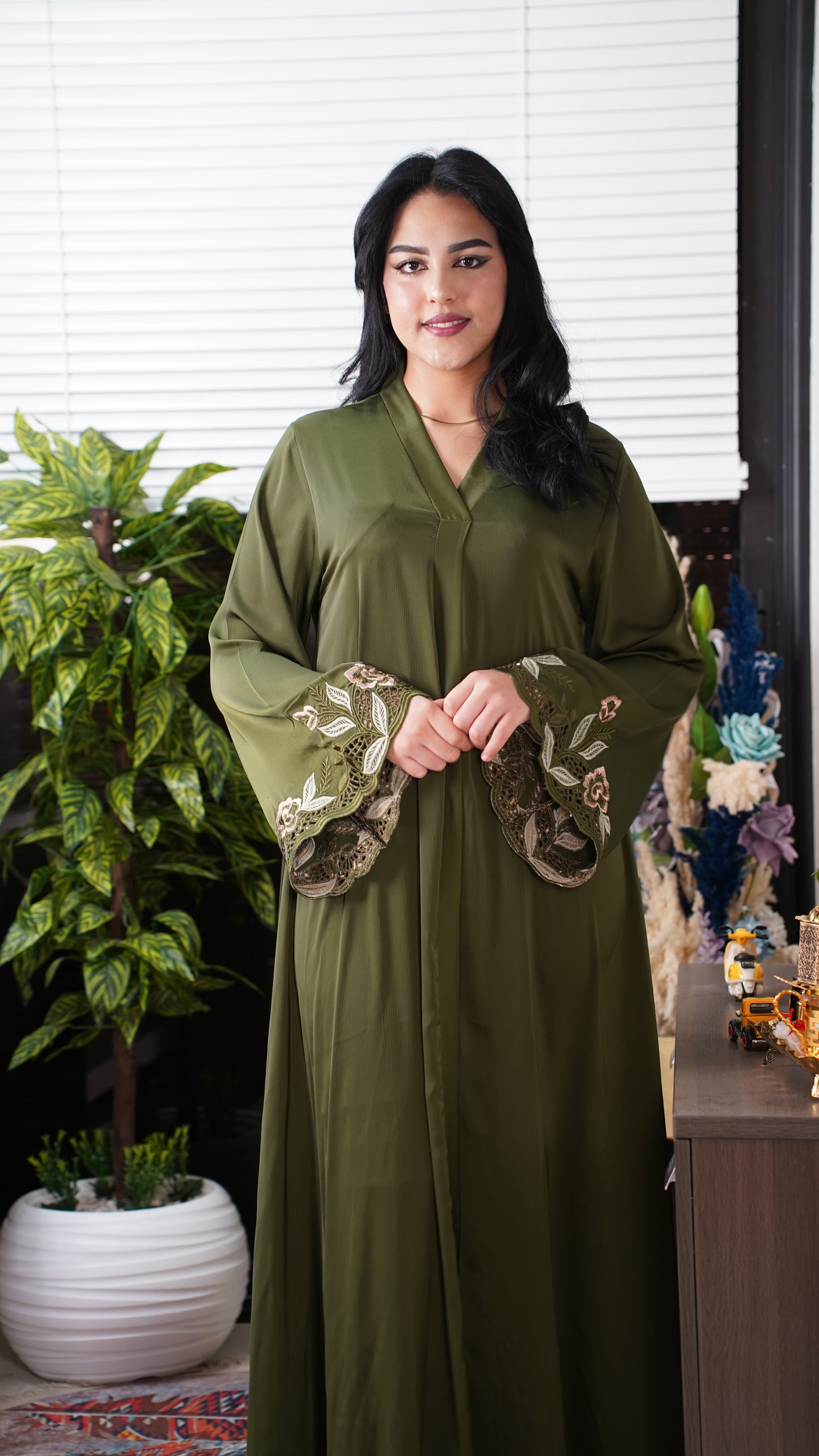 Abaya Femme Brodée – Coupe Élégante & Fluide