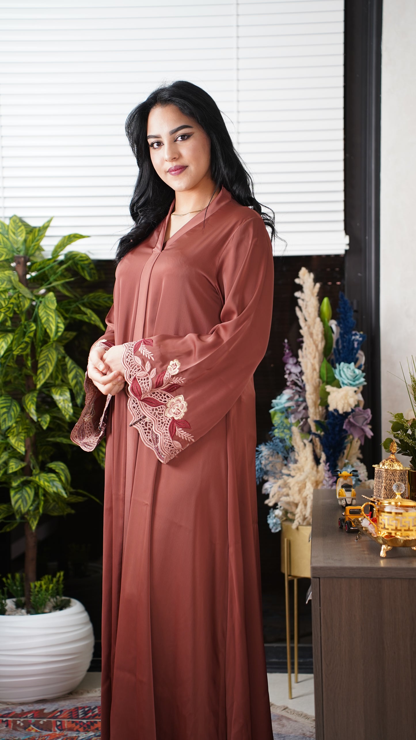 Abaya Femme Brodée – Coupe Élégante & Fluide