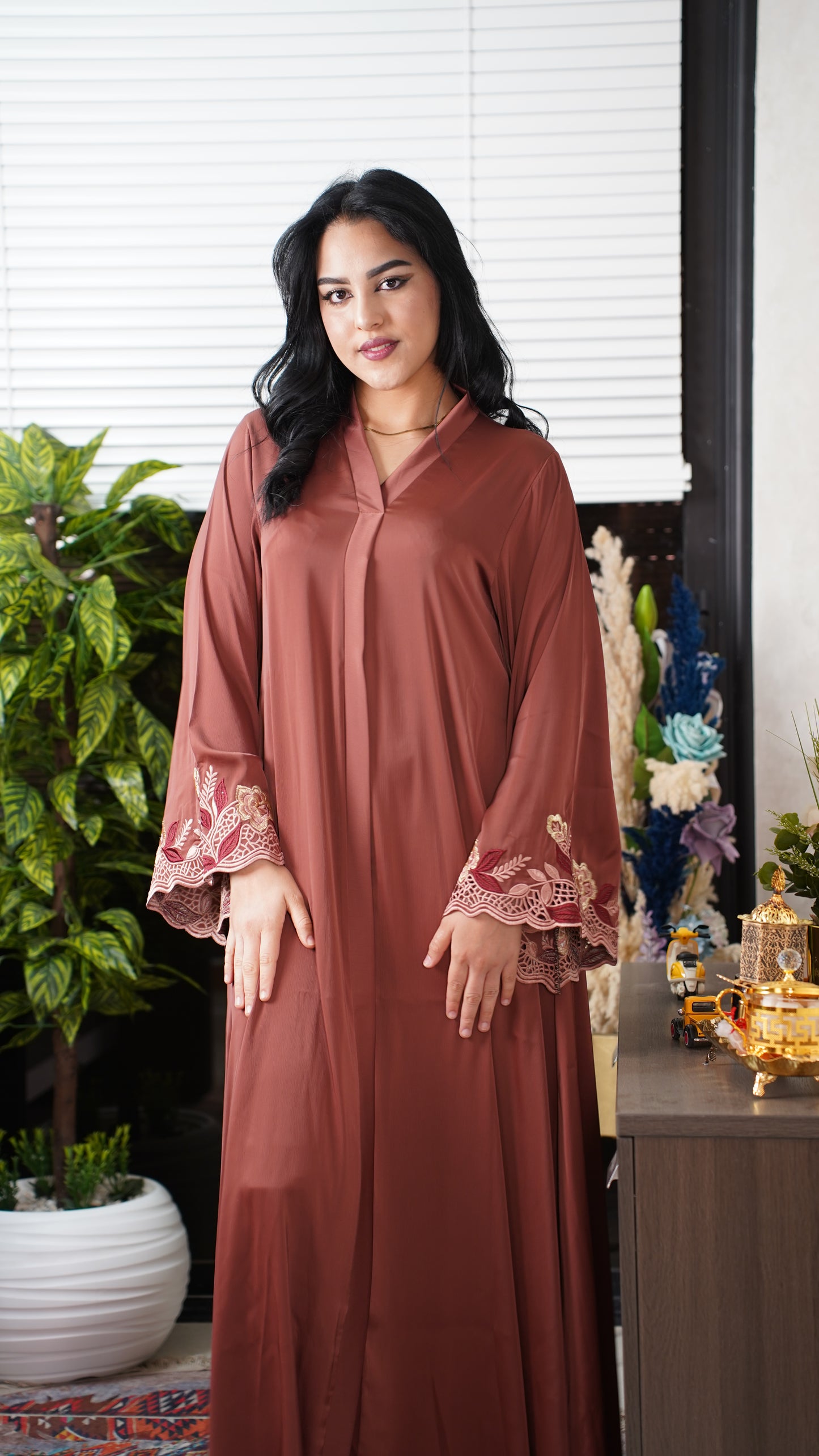 Abaya Femme Brodée – Coupe Élégante & Fluide
