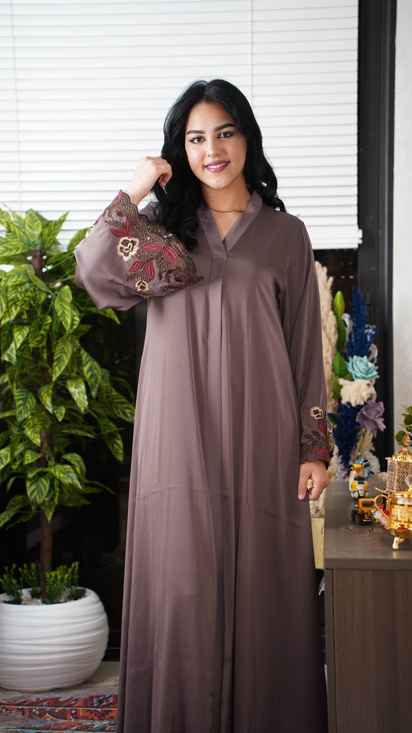 Abaya Femme Brodée – Coupe Élégante & Fluide