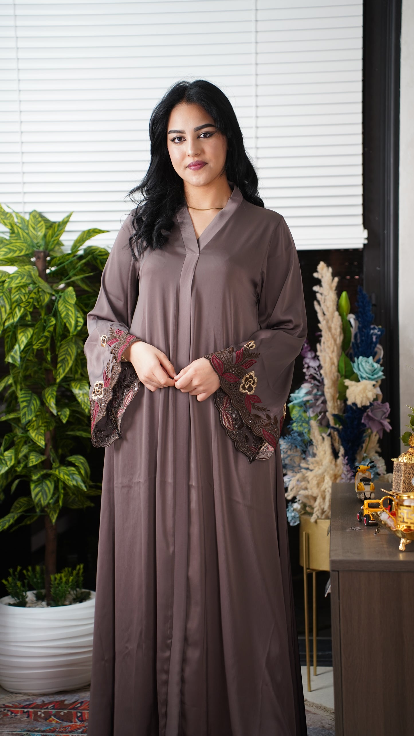 Abaya Femme Brodée – Coupe Élégante & Fluide