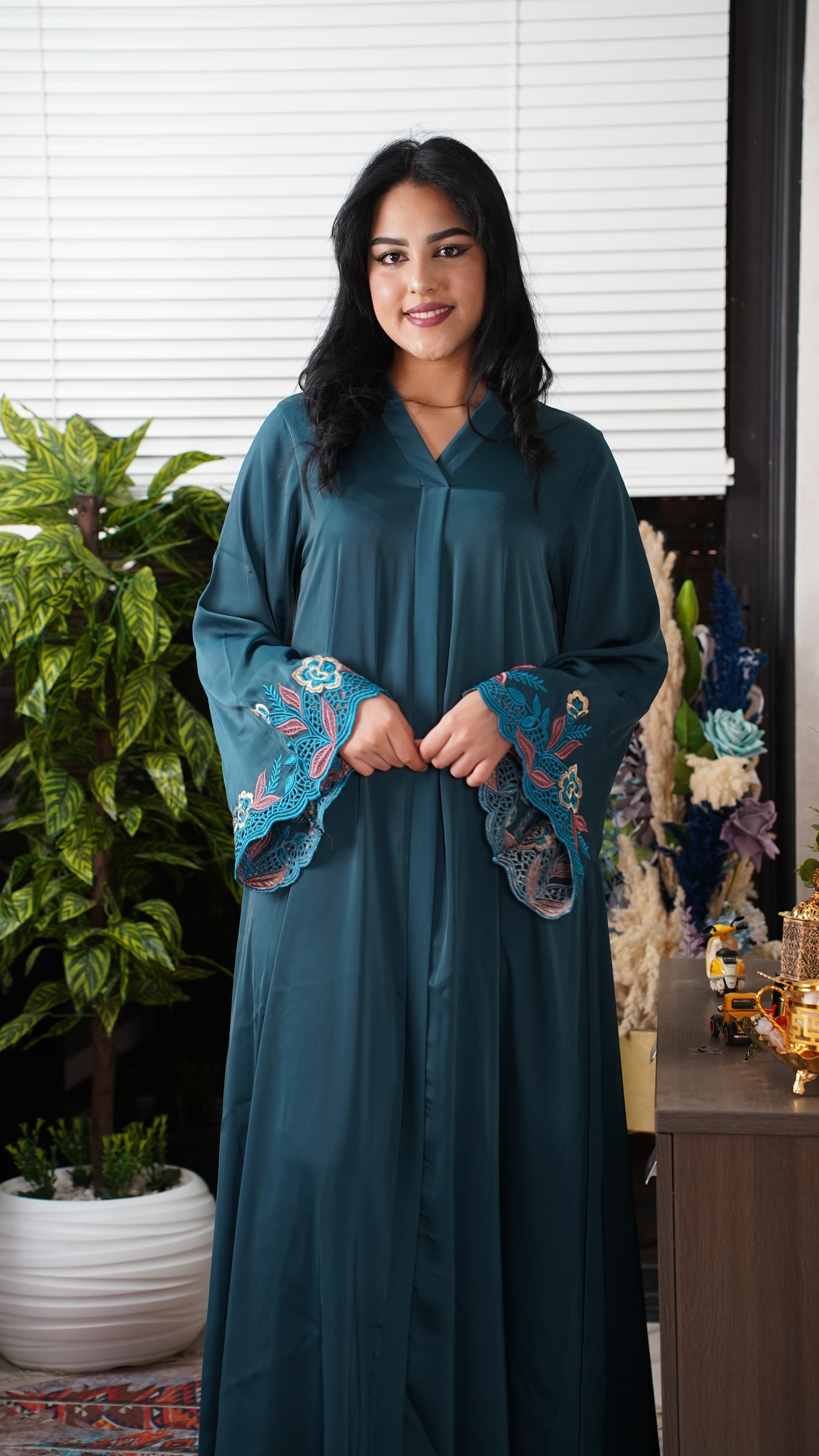 Abaya Femme Brodée – Coupe Élégante & Fluide