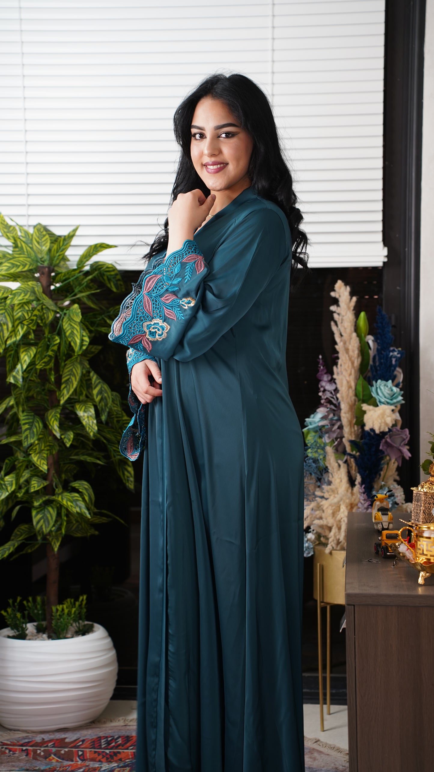 Abaya Femme Brodée – Coupe Élégante & Fluide