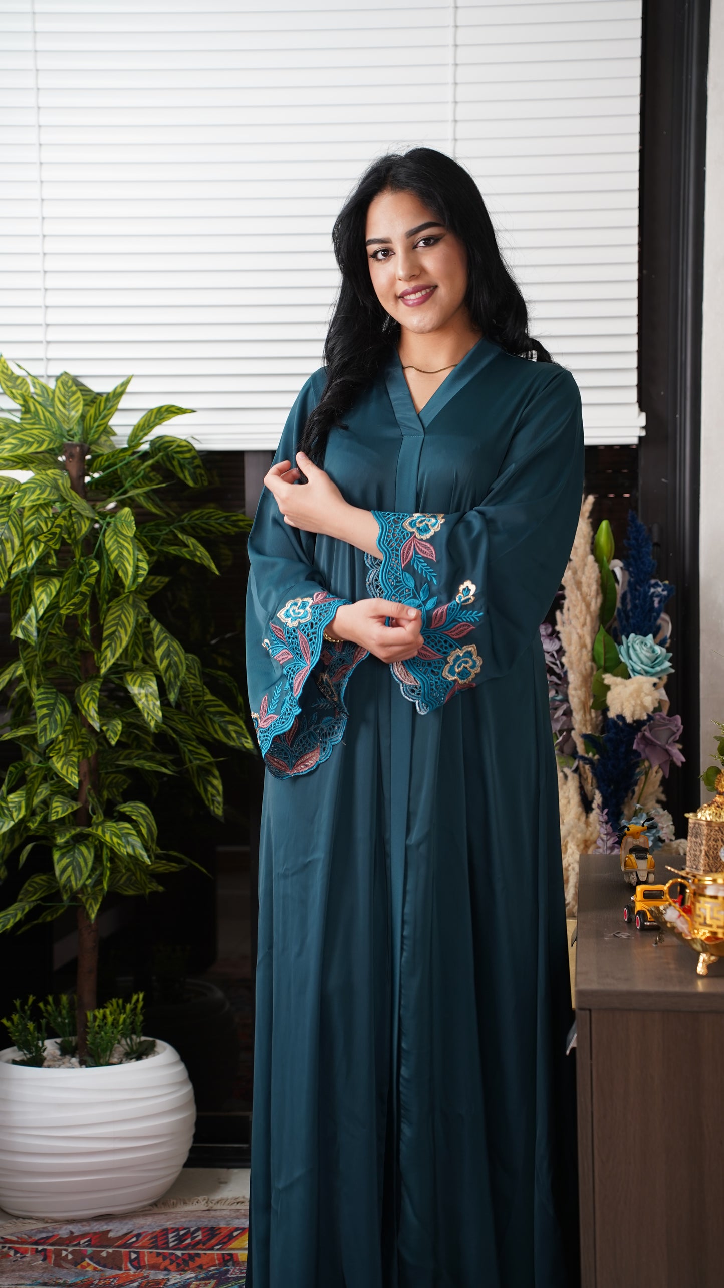 Abaya Femme Brodée – Coupe Élégante & Fluide