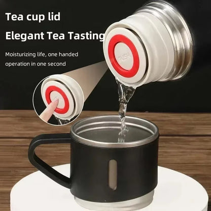 Un ensemble de thermos مجموعة من الترمسات