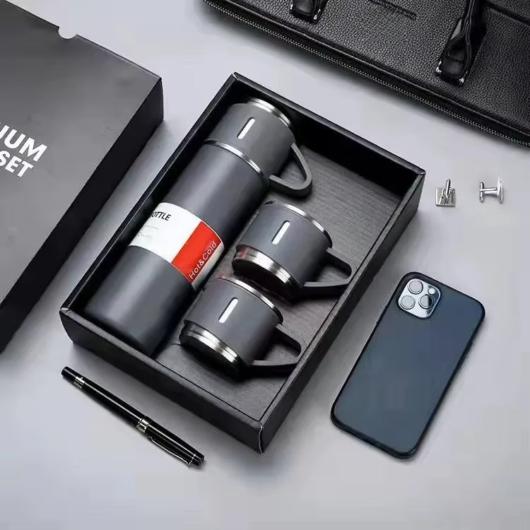 Un ensemble de thermos مجموعة من الترمسات