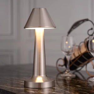 Lampe de table vintage en métal مصباح طاولة عتيق معدني